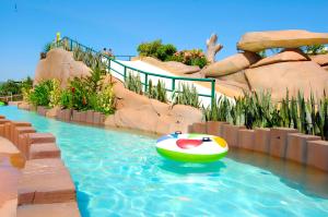 A piscina localizada em Spazzio Diroma Com acesso gratuíto ao Acqua Park - D ou nos arredores