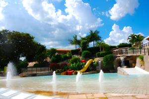A piscina localizada em Spazzio Diroma Com acesso gratuíto ao Acqua Park - D ou nos arredores