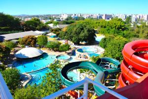 A piscina localizada em Spazzio Diroma Com acesso gratuíto ao Acqua Park - D ou nos arredores