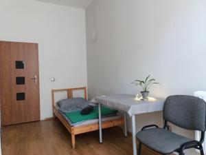 Camera piccola con tavolo e 2 sedie di Cruz Mieszkanie Pokoje Centrum przytulny czysty lokal na noc a Łódź