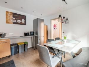 マールベルクにあるHoliday home in Mahlberg in the Ortenau districtのテーブルと椅子のあるキッチンとダイニングルーム