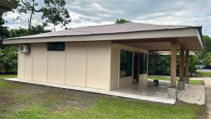 una pequeña casa con techo en la hierba en Casa anturio 2, en Fortuna