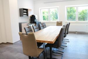a conference room with a wooden table and chairs at Steinberger Hof Übernachtungen in Rinteln