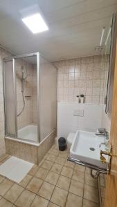 ユーリッヒにあるGästehaus Zimmer #6 Jülichのシャワー、トイレ、洗面台を備えたバスルーム +15枚の写真