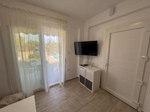 Μια τηλεόραση ή/και κέντρο ψυχαγωγίας στο Private Apartment Danai 14 4