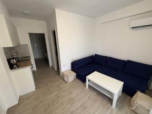 Χώρος καθιστικού στο Private Apartment Danai 14 4