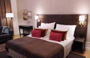 Säng eller sängar i ett rum på Clarion Collection Hotel Drott