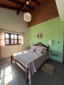 米娜克拉韦罗Apart y Suite Portal del Luz的一间卧室设有一张带绿色墙壁的大床 更多80张照片