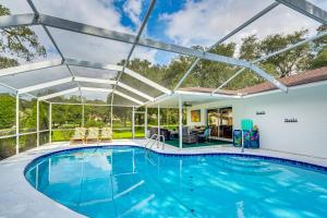 einen Innenpool mit großer Glasdecke in der Unterkunft Spacious Citrus Hills Home with Pool and Game Room! in Hernando