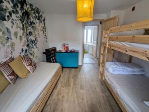 Voodi või voodid majutusasutuse Le grenier du Rempart, appartement au coeur du village toas