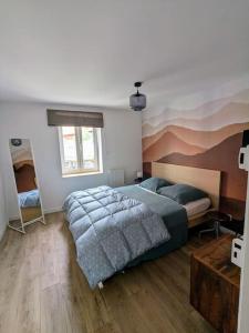 Voodi või voodid majutusasutuse Le grenier du Rempart, appartement au coeur du village toas +5 fotot