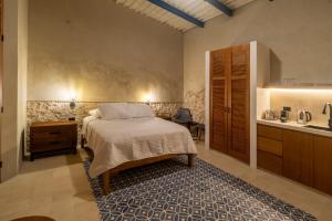 ein Schlafzimmer mit einem Bett und einem Waschbecken in der Unterkunft Casa Tunkul in Mérida + 43 Fotos
