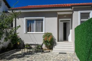 a house with a table and chairs in front of it at Horizont City-Center in Shkodër