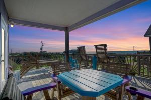 Balkón nebo terasa v ubytování Views! Beachside, Hot Tub, Arcade, Family Beach Retreat with Fun for Every Age!