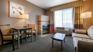 Kuchyň nebo kuchyňský kout v ubytování Best Western Plus Rama Inn & Suites