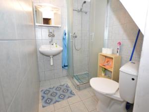 Koupelna v ubytování Chalet in Bechyne with Private Pool + 22 fotografií