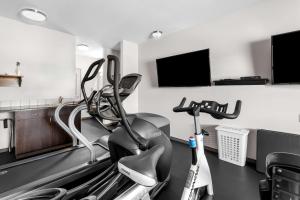 Spordikeskus ja/või sportimisvõimalused majutusasutuses SureStay Studio by Best Western Hardisty
