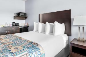 Voodi või voodid majutusasutuse SureStay Studio by Best Western Hardisty toas