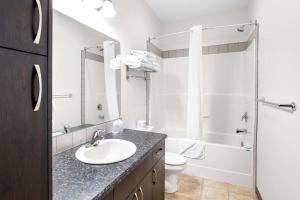 Vannituba majutusasutuses SureStay Studio by Best Western Hardisty