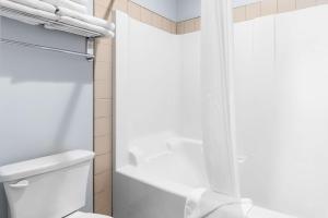 Vannituba majutusasutuses SureStay Studio by Best Western Hardisty