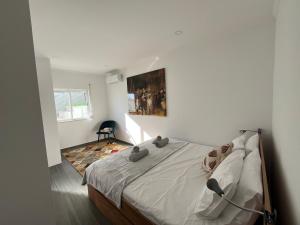 En eller flere senge i et værelse på Ocean view by Charmes B