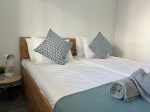 En eller flere senge i et værelse på Ocean view by Charmes B