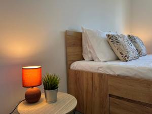 En eller flere senge i et værelse på Ocean view by Charmes B + 56 billeder