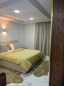 Postel nebo postele na pokoji v ubytování 3 bedroom apartment luxury rehab