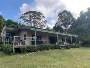 Grandmas Cottage Fairmont في Woodhill: منزل أبيض مع شرفة على الفناء +18 صورة