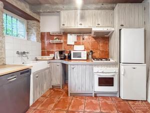 Kuchyň nebo kuchyňský kout v ubytování Jardin Verdoyant à Soupex "Au Tournesol"