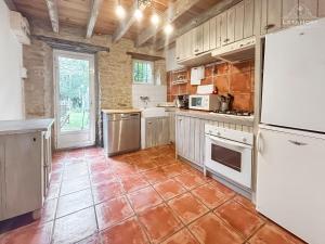 Kuchyň nebo kuchyňský kout v ubytování Jardin Verdoyant à Soupex "Au Tournesol"