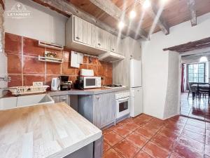 Kuchyň nebo kuchyňský kout v ubytování Jardin Verdoyant à Soupex "Au Tournesol" + 30 fotografií