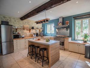 La cuisine est équipée d'un réfrigérateur et d'un comptoir avec tabourets. dans l'établissement Lécurie, à Montréal