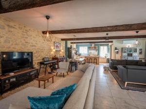 un salon avec un canapé et une télévision dans l'établissement Lécurie, à Montréal