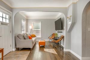 un salon avec un canapé et une télévision dans l'établissement Near Hospitals and Red Rocks Dog-Friendly Home!, à Englewood