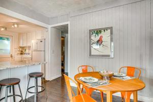 une cuisine et une salle à manger avec une table et des chaises en bois dans l'établissement Near Hospitals and Red Rocks Dog-Friendly Home!, à Englewood