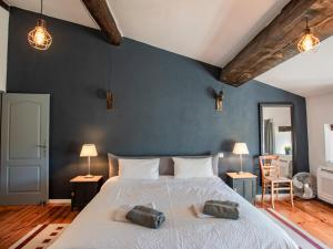 une chambre avec un grand lit avec deux oreillers dessus dans l'établissement Lécurie, à Montréal 36 autres photos