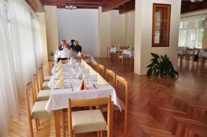 Un restaurante u otro lugar para comer en Hotel Rudka