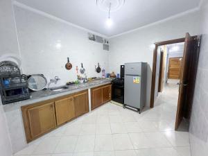 Kuchyň nebo kuchyňský kout v ubytování Cozy Apartment with Balcony View + 12 fotografií