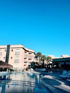 una grande piscina in un resort con edifici di Flat Aldeia das Águas a Volta Redonda