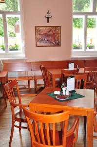 Un restaurante u otro lugar para comer en Hotel Rudka