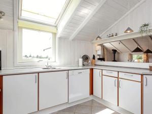Fotografie z fotogalerie ubytování Three-Bedroom Holiday home in Blåvand 15 v destinaci Blåvand