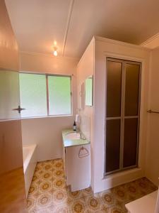 une petite salle de bain avec un lavabo et une fenêtre dans l'établissement Close to the Beach with Mountain Views, à Kaikoura