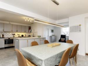Η κουζίνα ή μικρή κουζίνα στο 8 person holiday home in Nykøbing F-By Traum