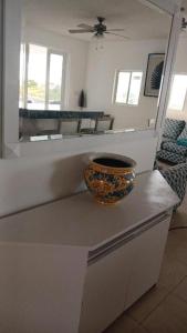 un vaso seduto sopra un bancone in una stanza di New condo with sea view 3 a Wheeland Settlement