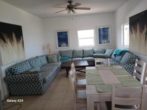 un soggiorno con un divano e un tavolo di New condo with sea view 3 a Wheeland Settlement