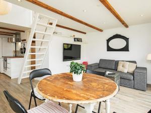 TV a/nebo společenská místnost v ubytování 4 person holiday home in Skagen