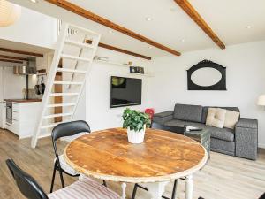 TV a/nebo společenská místnost v ubytování 4 person holiday home in Skagen