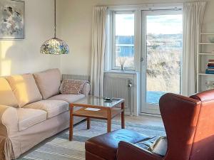 Χώρος καθιστικού στο 4 person holiday home in Frøstrup