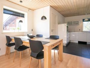 Kuchyň nebo kuchyňský kout v ubytování Holiday home Oksbøl LXIX
